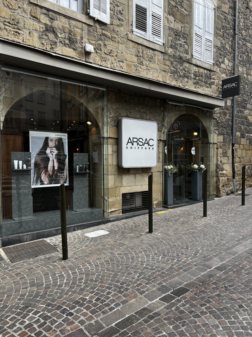 Façade de commerce avec vitrines éclatantes