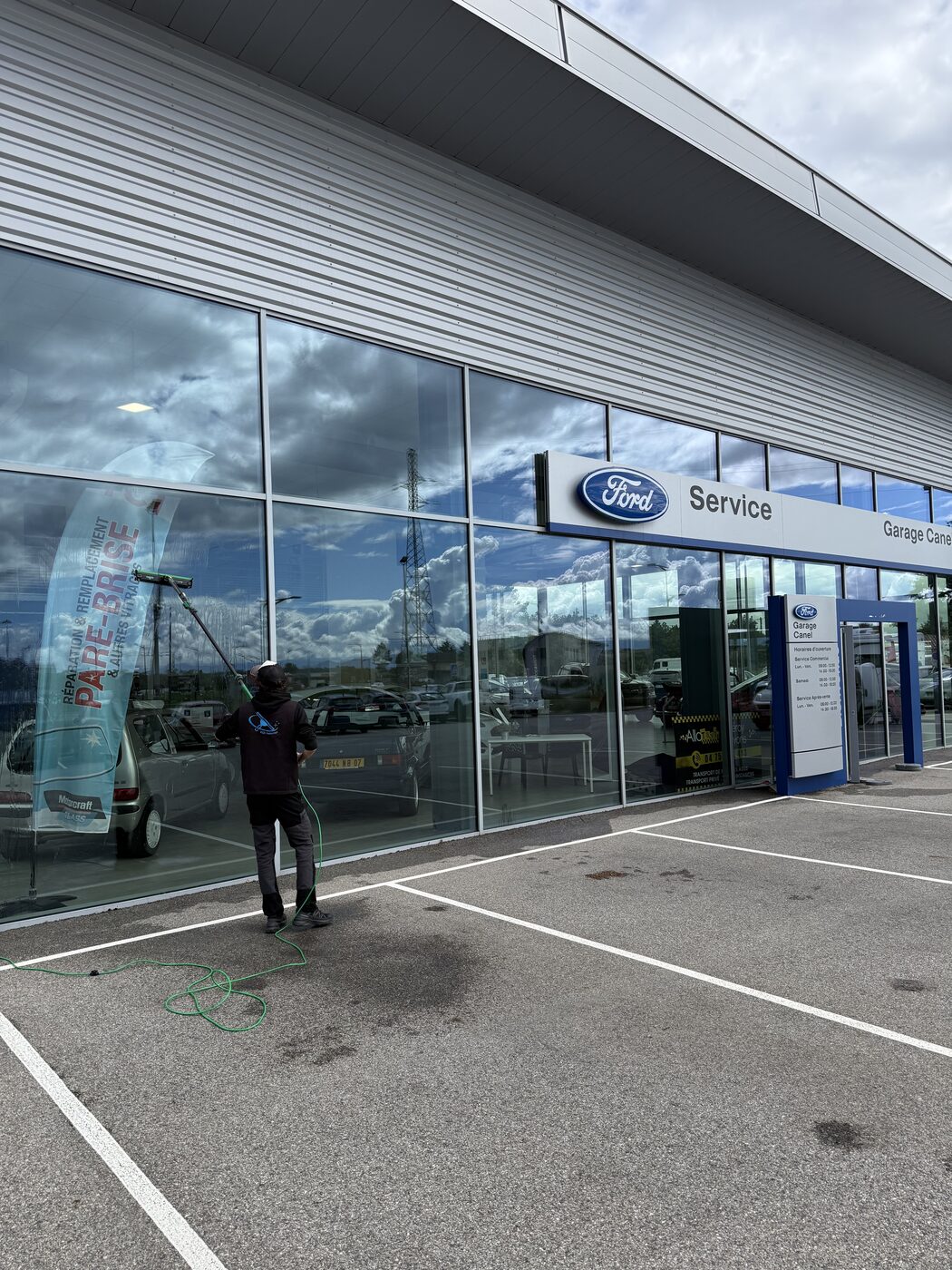 Nettoyage vitrage d'une concession automobile
